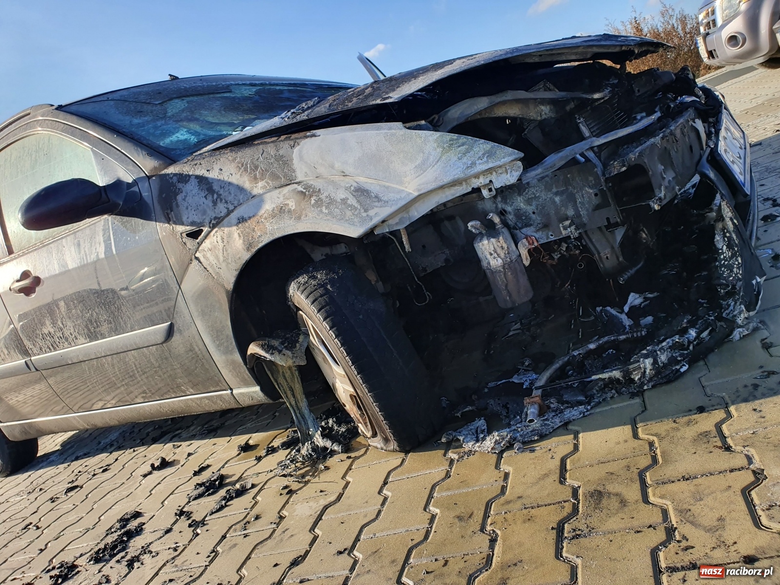 Zdjęcie w galerii na portalu naszraciborz.pl: Pożar forda na parkingu w Kornicach  wiadomości z regionu