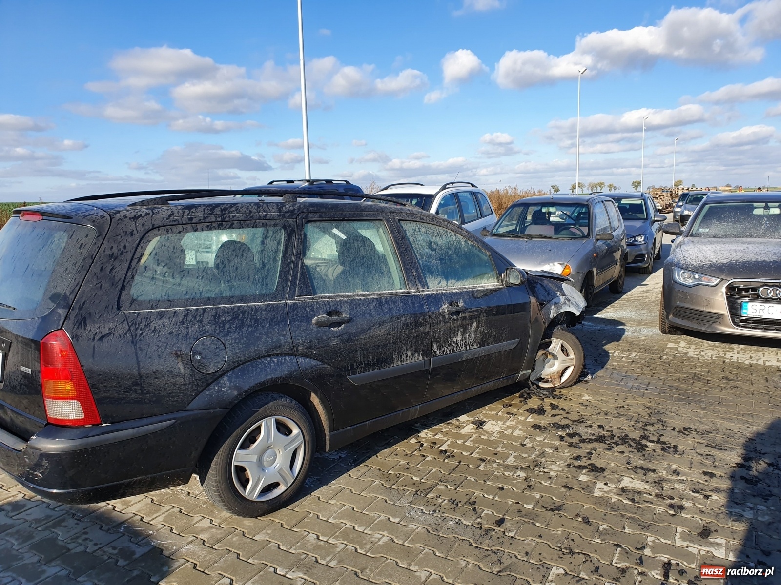 Zdjęcie w galerii na portalu naszraciborz.pl: Pożar forda na parkingu w Kornicach  wiadomości z regionu