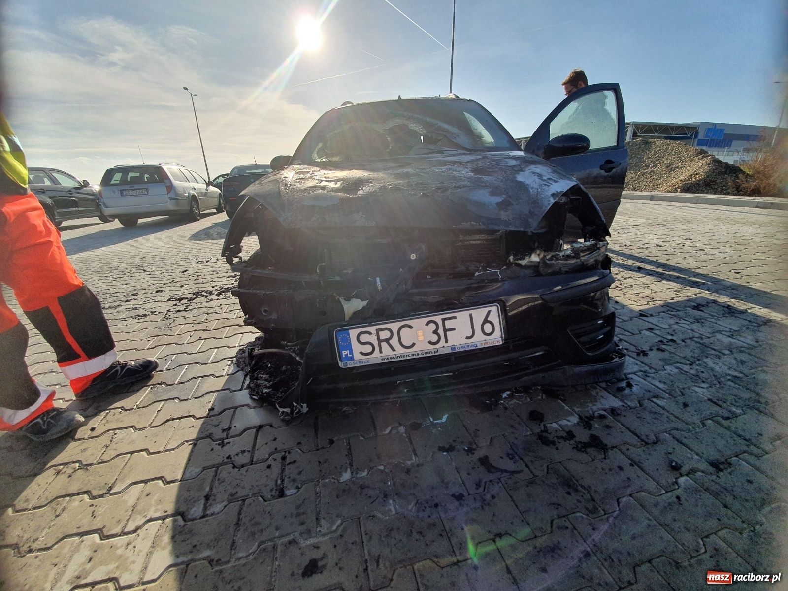Zdjęcie w galerii na portalu naszraciborz.pl: Pożar forda na parkingu w Kornicach  wiadomości z regionu