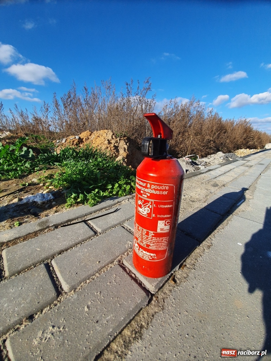 Zdjęcie w galerii na portalu naszraciborz.pl: Pożar forda na parkingu w Kornicach  wiadomości z regionu