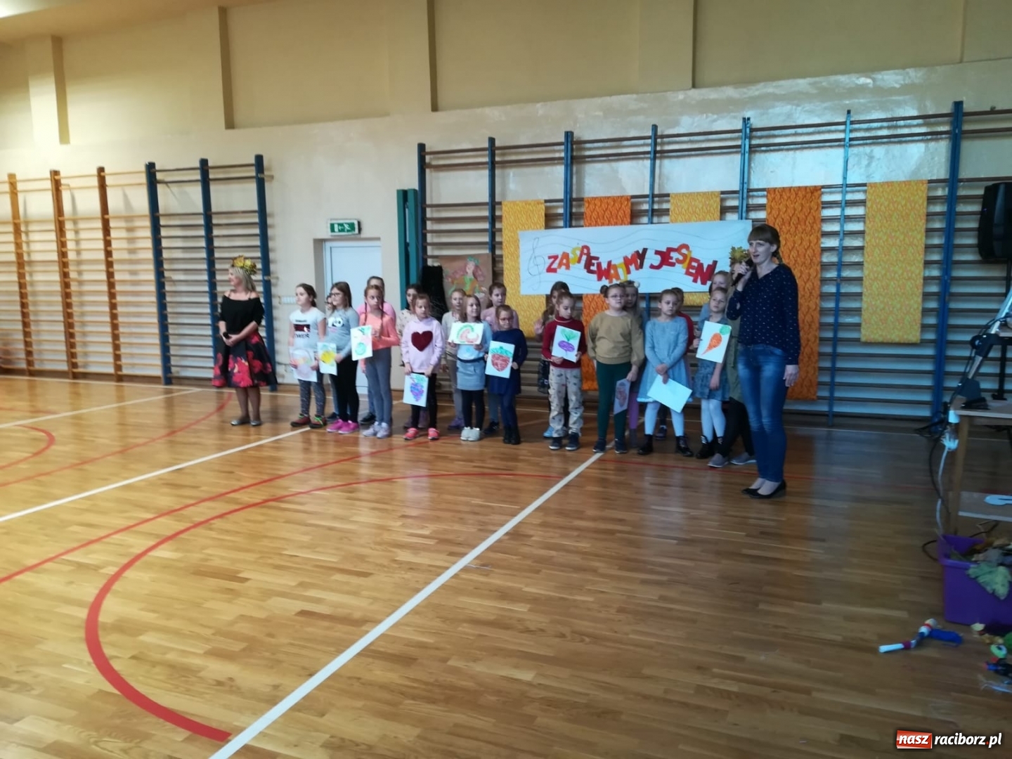 Zdjęcie w galerii na portalu naszraciborz.pl: Przyszli uczniowie SP4 zaśpiewali jesieni wiadomości z regionu