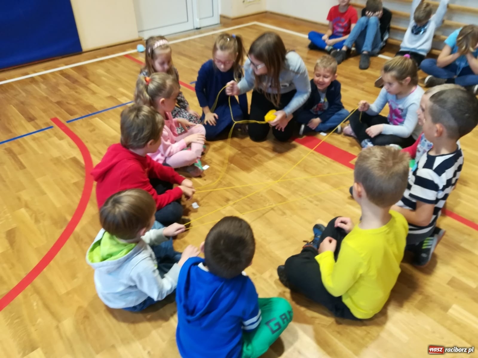 Zdjęcie w galerii na portalu naszraciborz.pl: Przyszli uczniowie SP4 zaśpiewali jesieni wiadomości z regionu