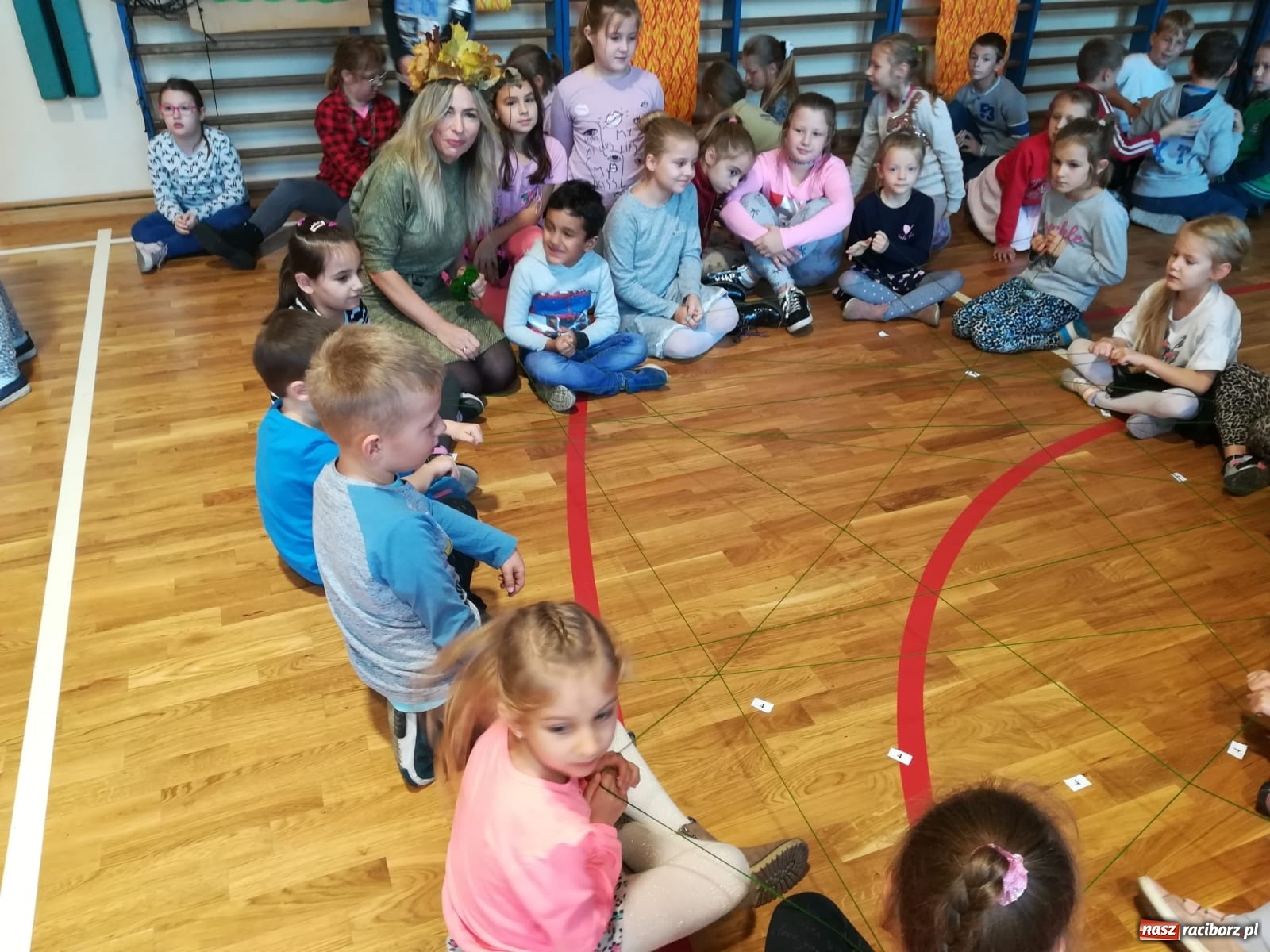 Zdjęcie w galerii na portalu naszraciborz.pl: Przyszli uczniowie SP4 zaśpiewali jesieni wiadomości z regionu