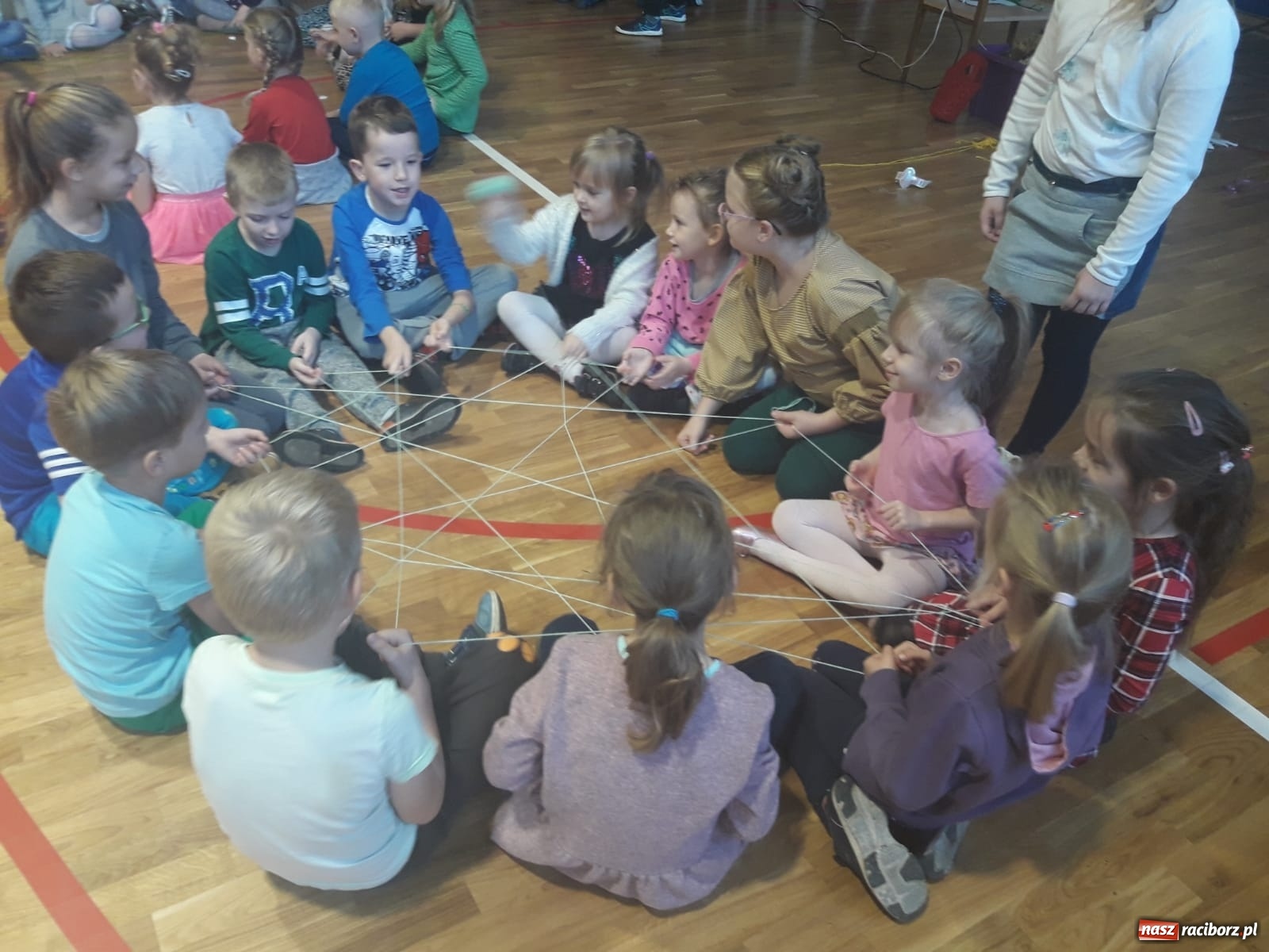 Zdjęcie w galerii na portalu naszraciborz.pl: Przyszli uczniowie SP4 zaśpiewali jesieni wiadomości z regionu