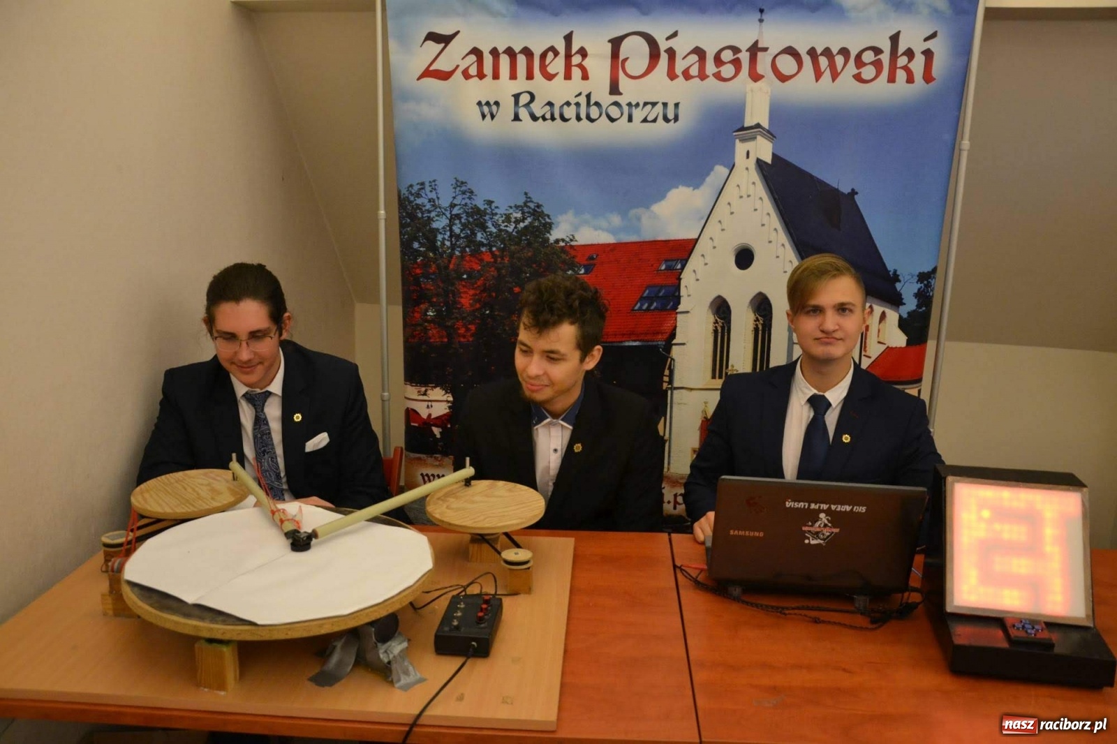 Zdjęcie w galerii na portalu naszraciborz.pl: Na zamku odbył się Festiwal Nauki 2019  wiadomości z regionu