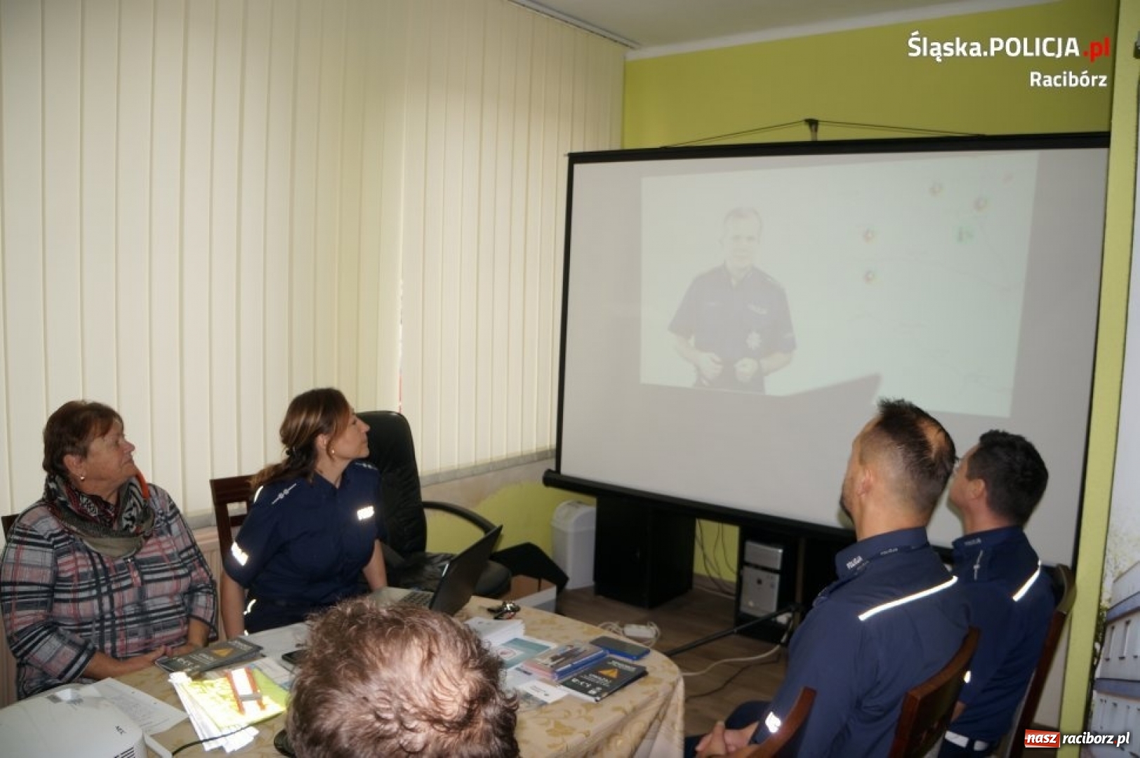 Zdjęcie w galerii na portalu naszraciborz.pl: Seniorzy z Krzanowic debatowali o bezpieczeństwie wiadomości z regionu