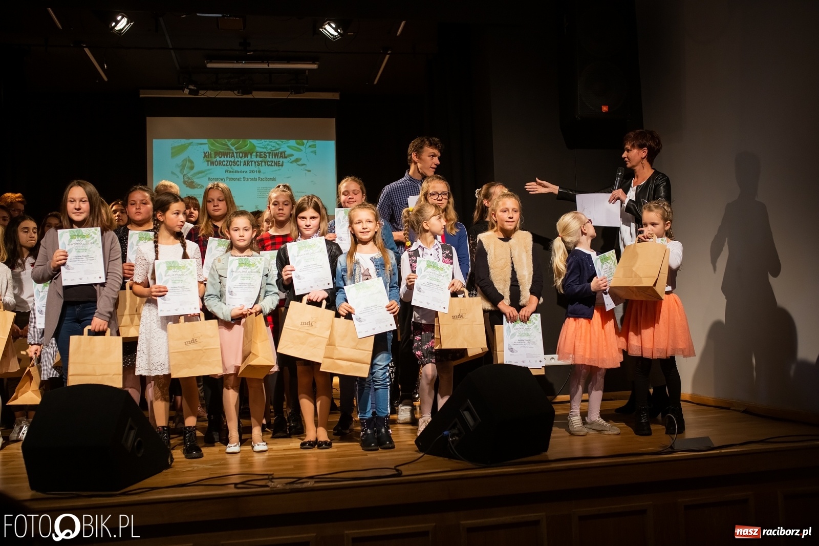 Zdjęcie w galerii na portalu naszraciborz.pl: Koncert laureatów Powiatowego Festiwalu Twórczości Artystycznej wiadomości z regionu