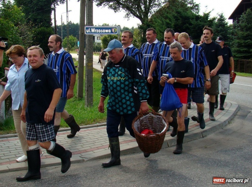 Zdjęcie w galerii na portalu naszraciborz.pl: Walka o kalosze wójta wiadomości z regionu