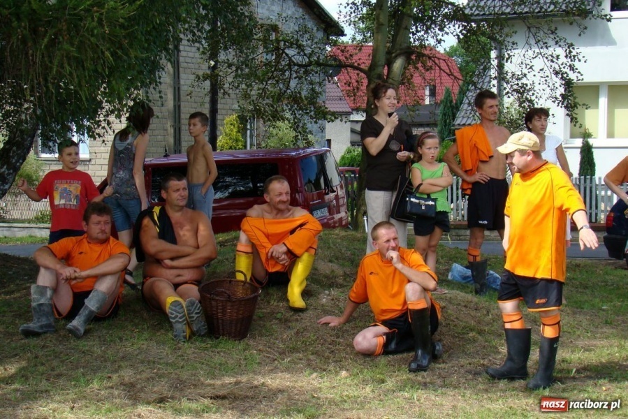 Zdjęcie w galerii na portalu naszraciborz.pl: Walka o kalosze wójta wiadomości z regionu