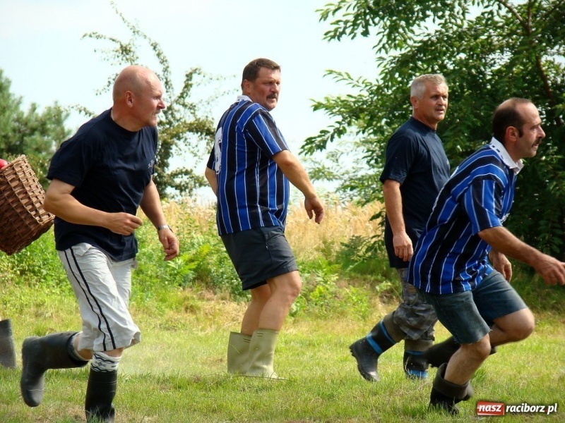Zdjęcie w galerii na portalu naszraciborz.pl: Walka o kalosze wójta wiadomości z regionu
