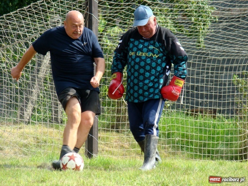 Zdjęcie w galerii na portalu naszraciborz.pl: Walka o kalosze wójta wiadomości z regionu