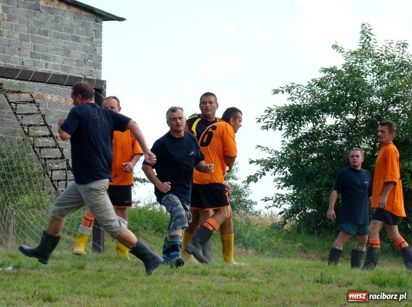 Zdjęcie w galerii na portalu naszraciborz.pl: Walka o kalosze wójta wiadomości z regionu