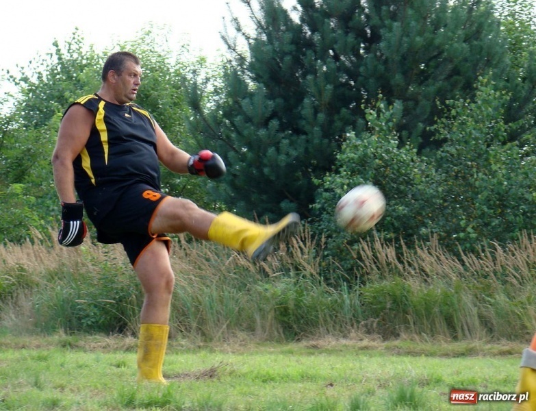 Zdjęcie w galerii na portalu naszraciborz.pl: Walka o kalosze wójta wiadomości z regionu