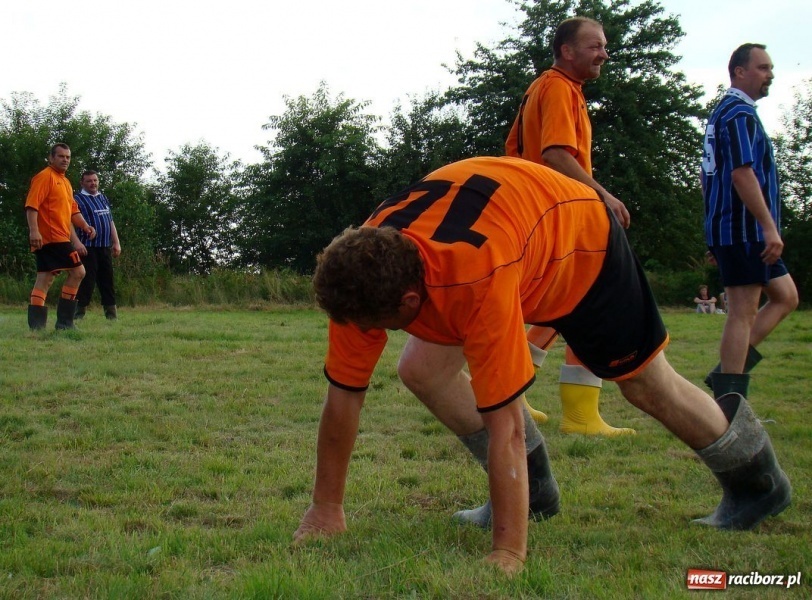 Zdjęcie w galerii na portalu naszraciborz.pl: Walka o kalosze wójta wiadomości z regionu