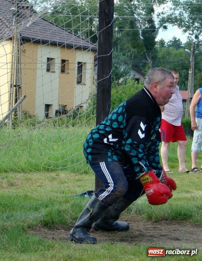Zdjęcie w galerii na portalu naszraciborz.pl: Walka o kalosze wójta wiadomości z regionu