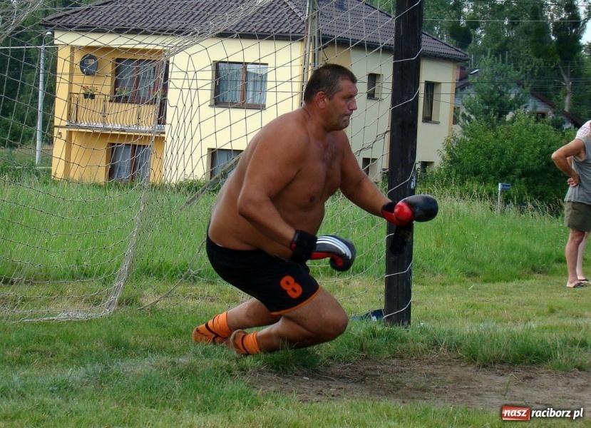 Zdjęcie w galerii na portalu naszraciborz.pl: Walka o kalosze wójta wiadomości z regionu