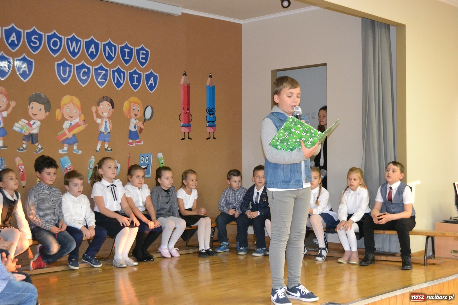 Zdjęcie w galerii na portalu naszraciborz.pl: Uroczyste pasowanie na ucznia na Ocicach wiadomości z regionu