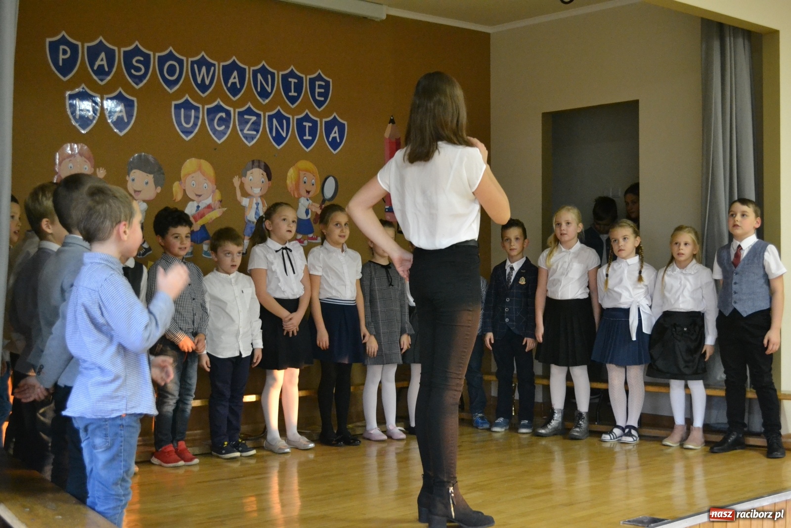 Zdjęcie w galerii na portalu naszraciborz.pl: Uroczyste pasowanie na ucznia na Ocicach wiadomości z regionu