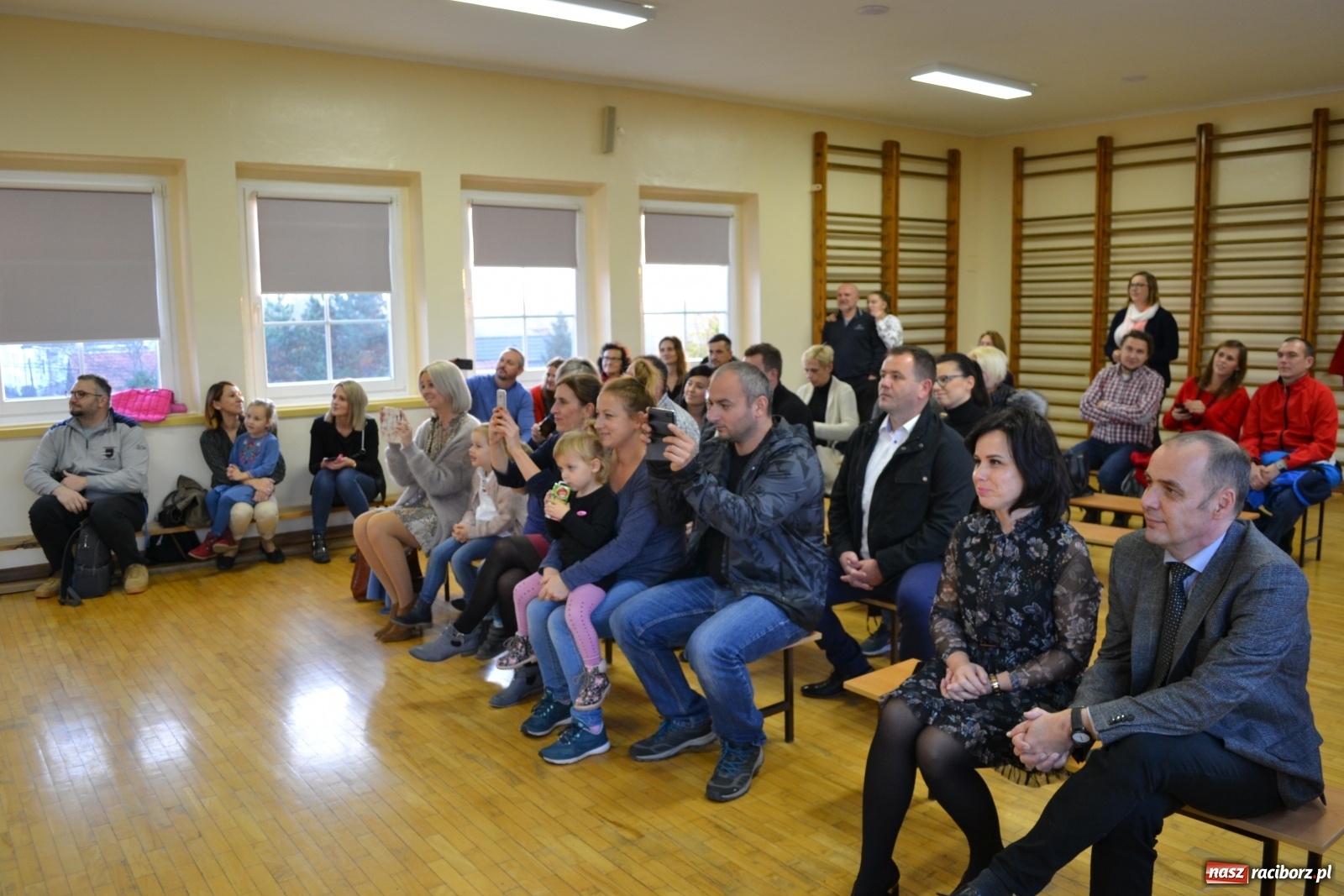 Zdjęcie w galerii na portalu naszraciborz.pl: Uroczyste pasowanie na ucznia na Ocicach wiadomości z regionu