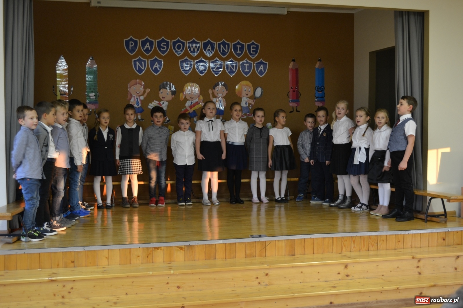 Zdjęcie w galerii na portalu naszraciborz.pl: Uroczyste pasowanie na ucznia na Ocicach wiadomości z regionu