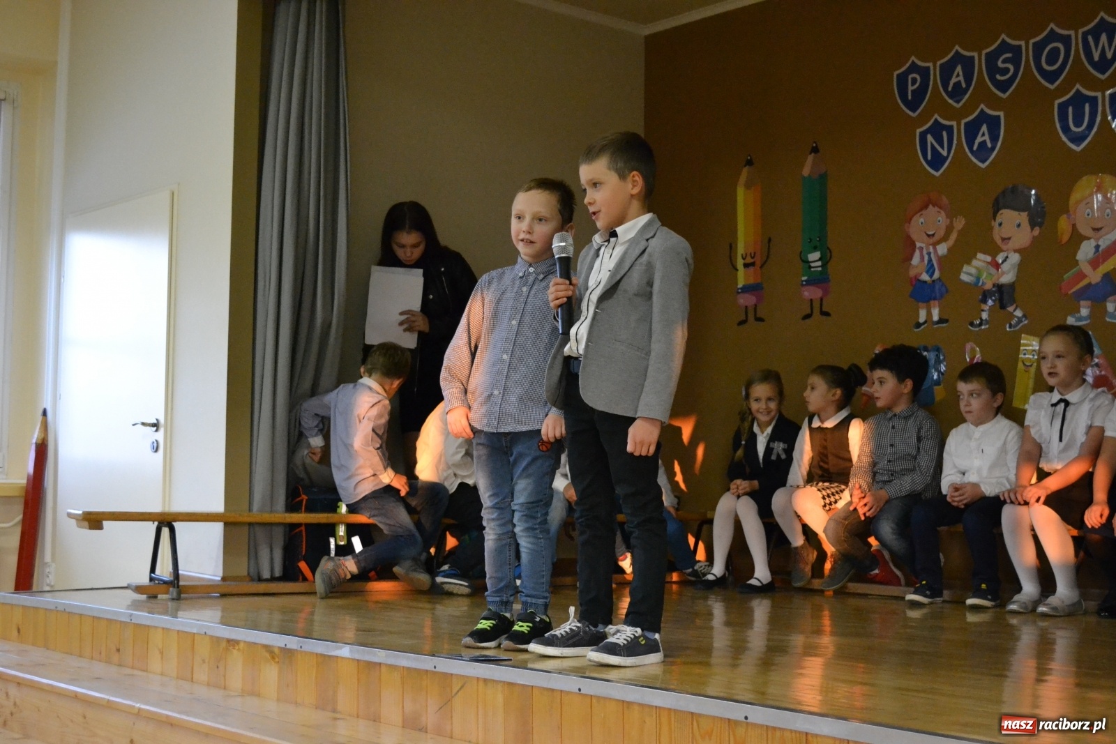 Zdjęcie w galerii na portalu naszraciborz.pl: Uroczyste pasowanie na ucznia na Ocicach wiadomości z regionu