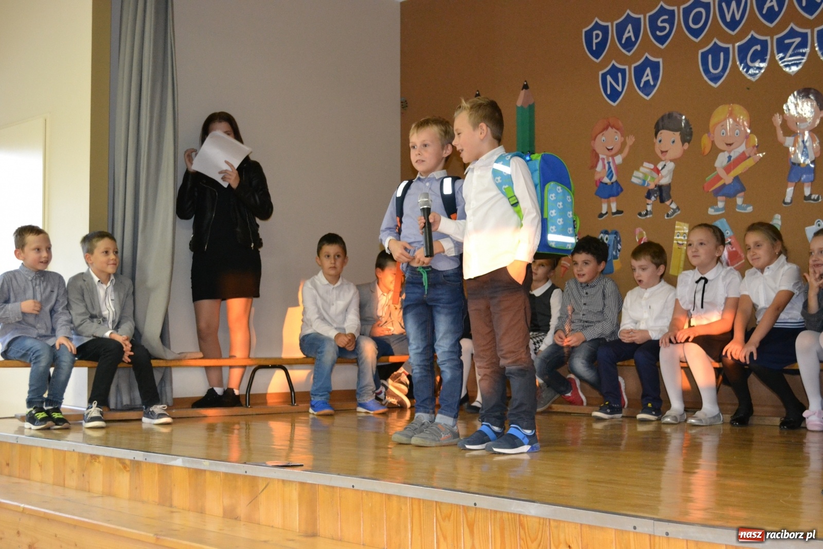 Zdjęcie w galerii na portalu naszraciborz.pl: Uroczyste pasowanie na ucznia na Ocicach wiadomości z regionu