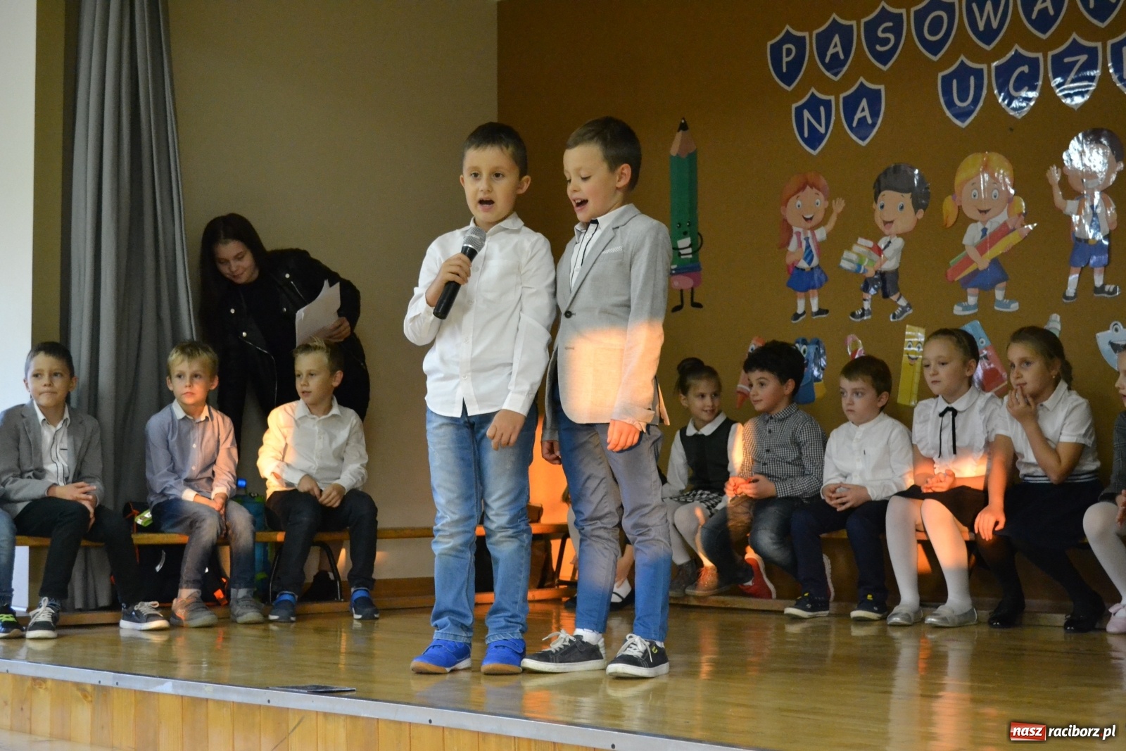 Zdjęcie w galerii na portalu naszraciborz.pl: Uroczyste pasowanie na ucznia na Ocicach wiadomości z regionu