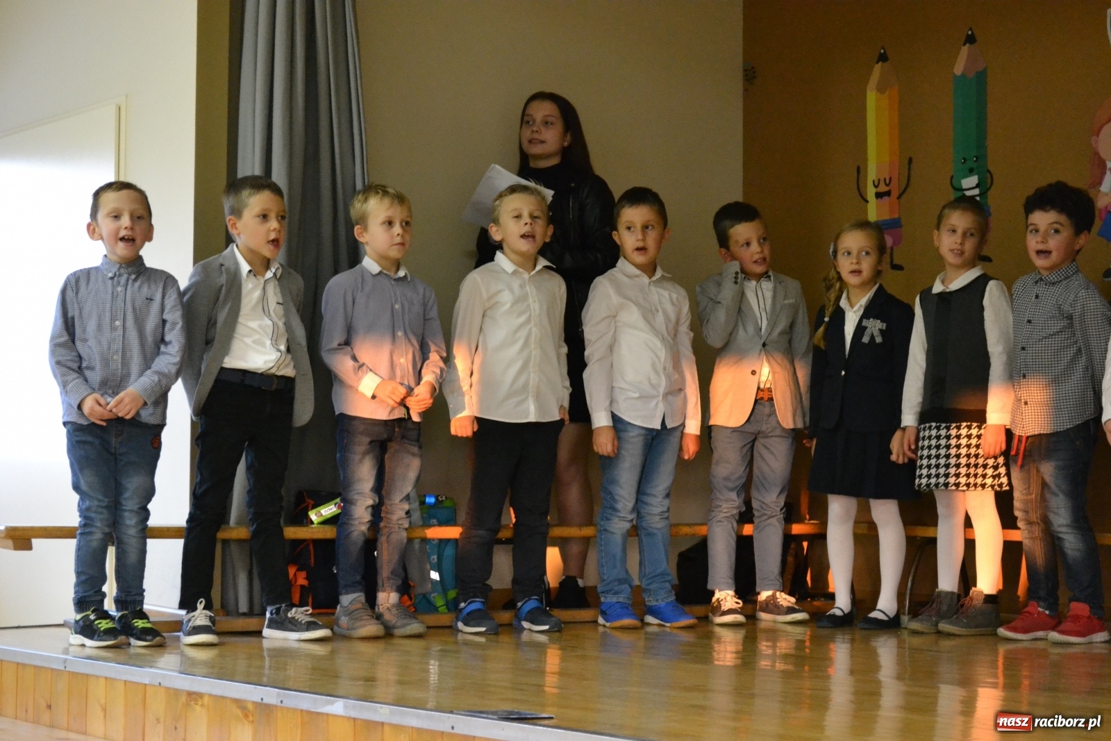 Zdjęcie w galerii na portalu naszraciborz.pl: Uroczyste pasowanie na ucznia na Ocicach wiadomości z regionu