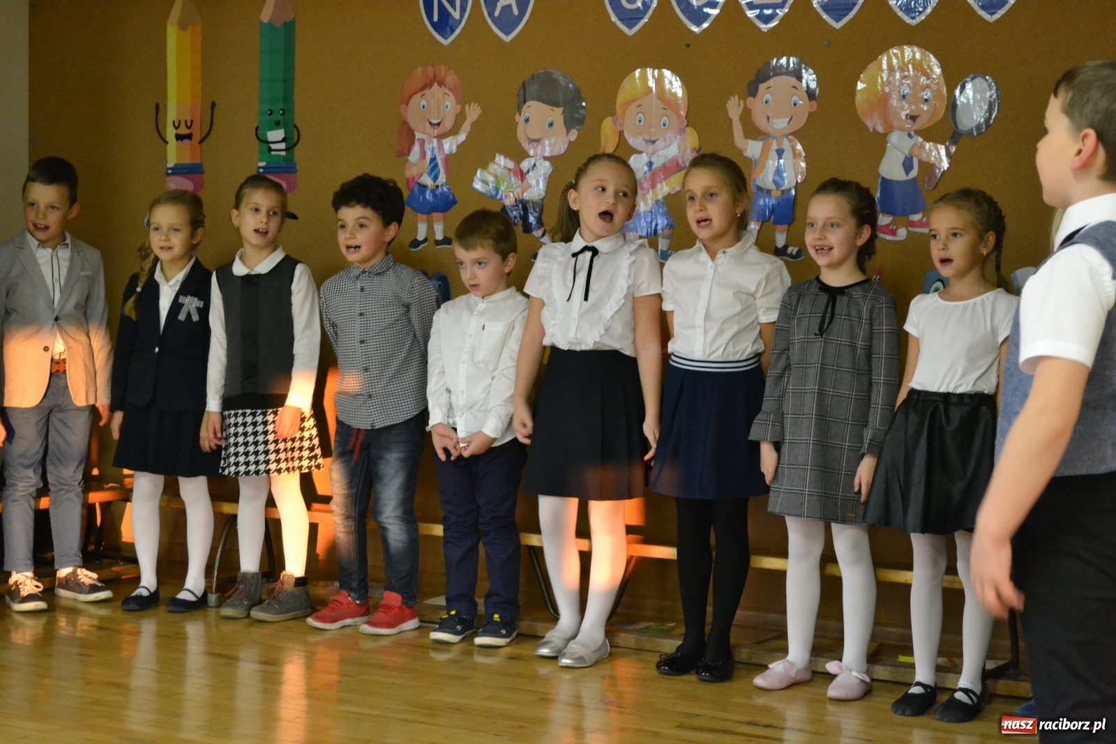 Zdjęcie w galerii na portalu naszraciborz.pl: Uroczyste pasowanie na ucznia na Ocicach wiadomości z regionu