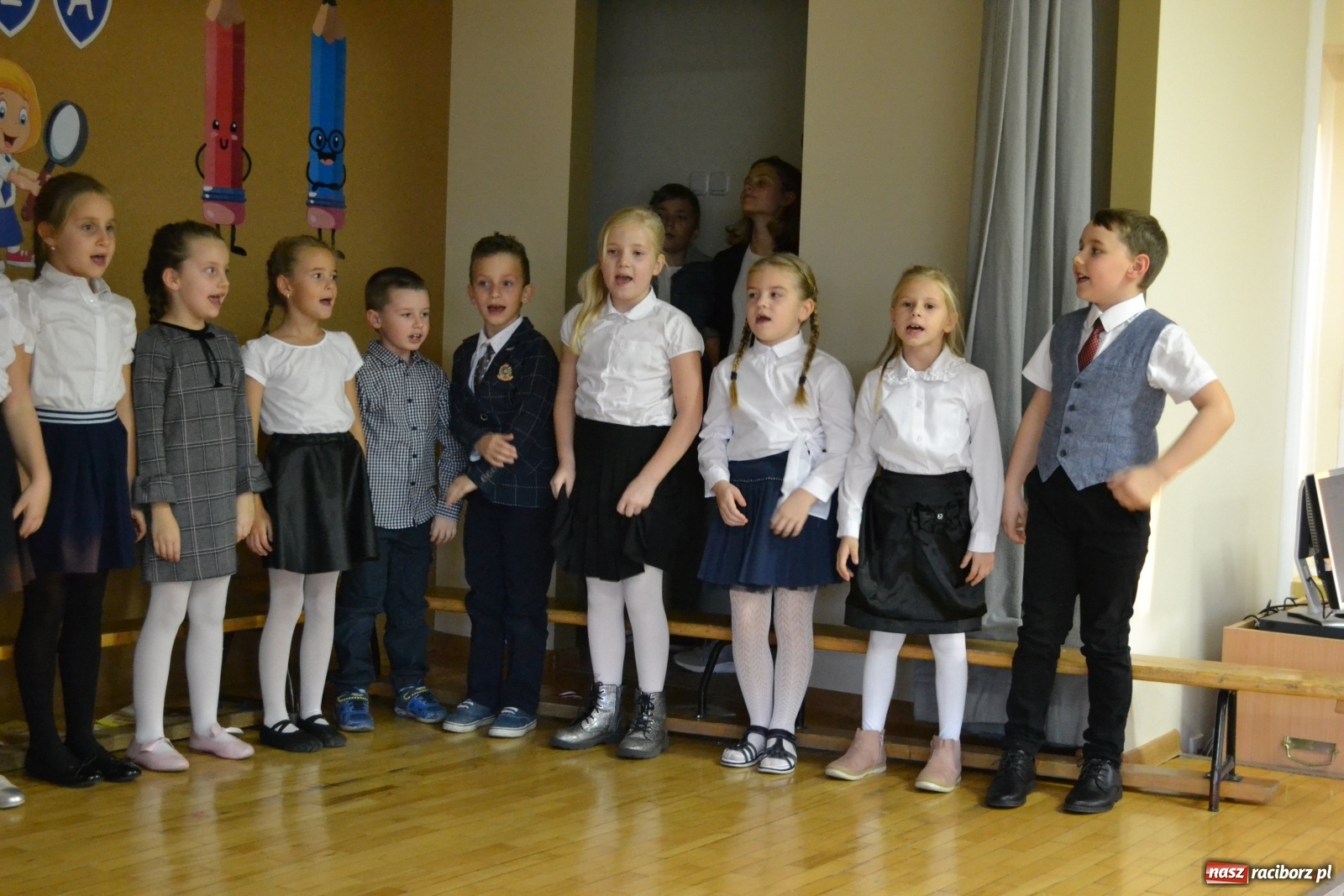 Zdjęcie w galerii na portalu naszraciborz.pl: Uroczyste pasowanie na ucznia na Ocicach wiadomości z regionu