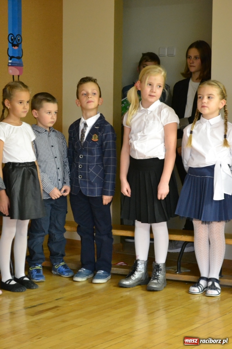 Zdjęcie w galerii na portalu naszraciborz.pl: Uroczyste pasowanie na ucznia na Ocicach wiadomości z regionu