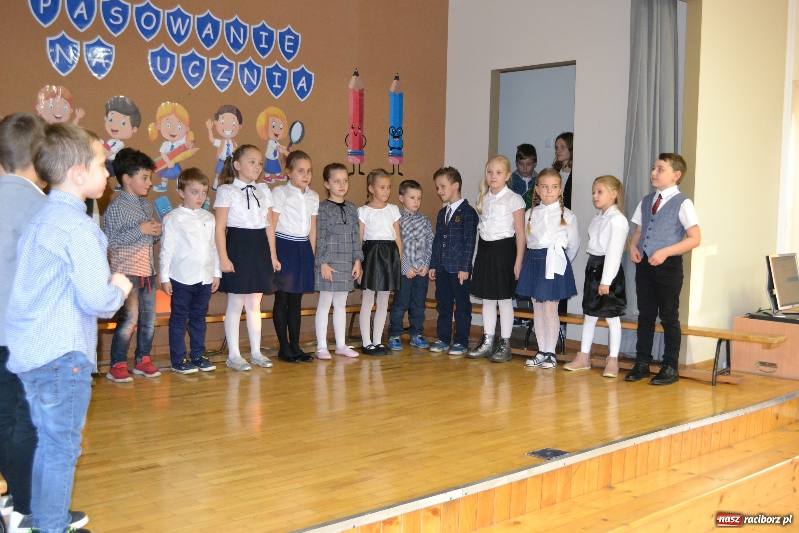 Zdjęcie w galerii na portalu naszraciborz.pl: Uroczyste pasowanie na ucznia na Ocicach wiadomości z regionu