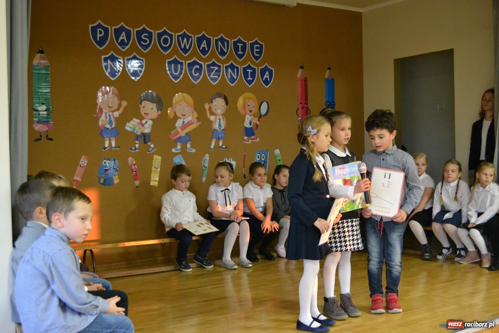 Zdjęcie w galerii na portalu naszraciborz.pl: Uroczyste pasowanie na ucznia na Ocicach wiadomości z regionu