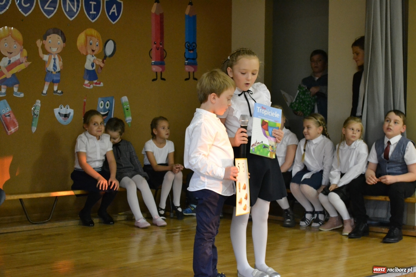 Zdjęcie w galerii na portalu naszraciborz.pl: Uroczyste pasowanie na ucznia na Ocicach wiadomości z regionu