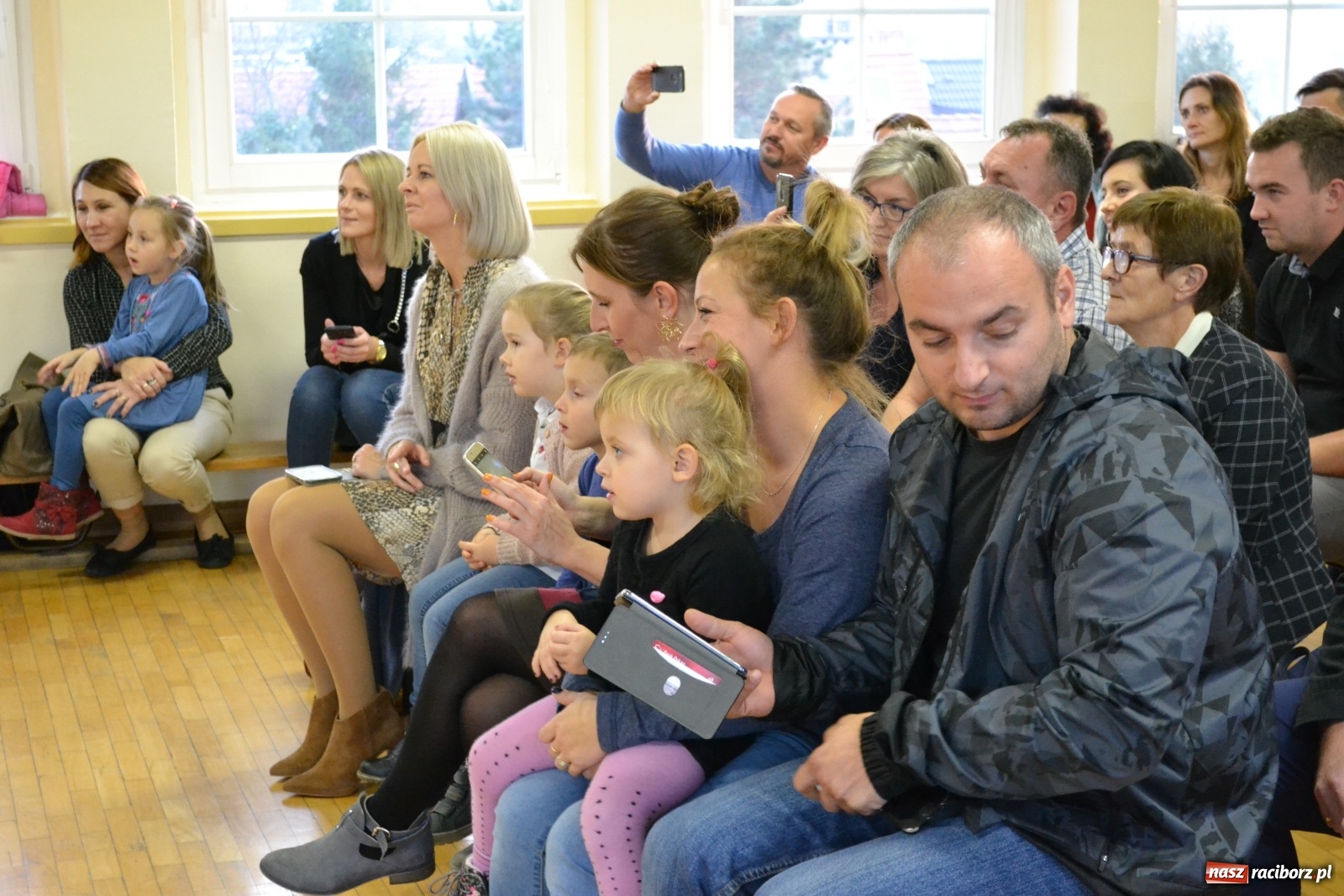 Zdjęcie w galerii na portalu naszraciborz.pl: Uroczyste pasowanie na ucznia na Ocicach wiadomości z regionu