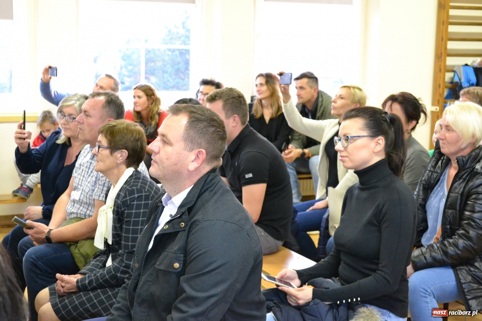 Zdjęcie w galerii na portalu naszraciborz.pl: Uroczyste pasowanie na ucznia na Ocicach wiadomości z regionu