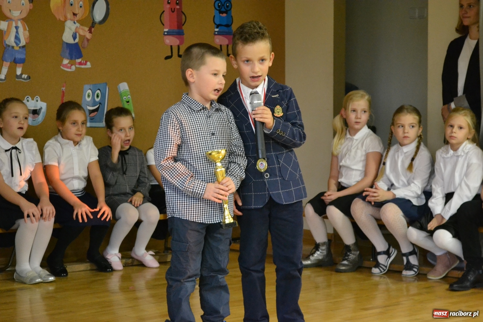 Zdjęcie w galerii na portalu naszraciborz.pl: Uroczyste pasowanie na ucznia na Ocicach wiadomości z regionu