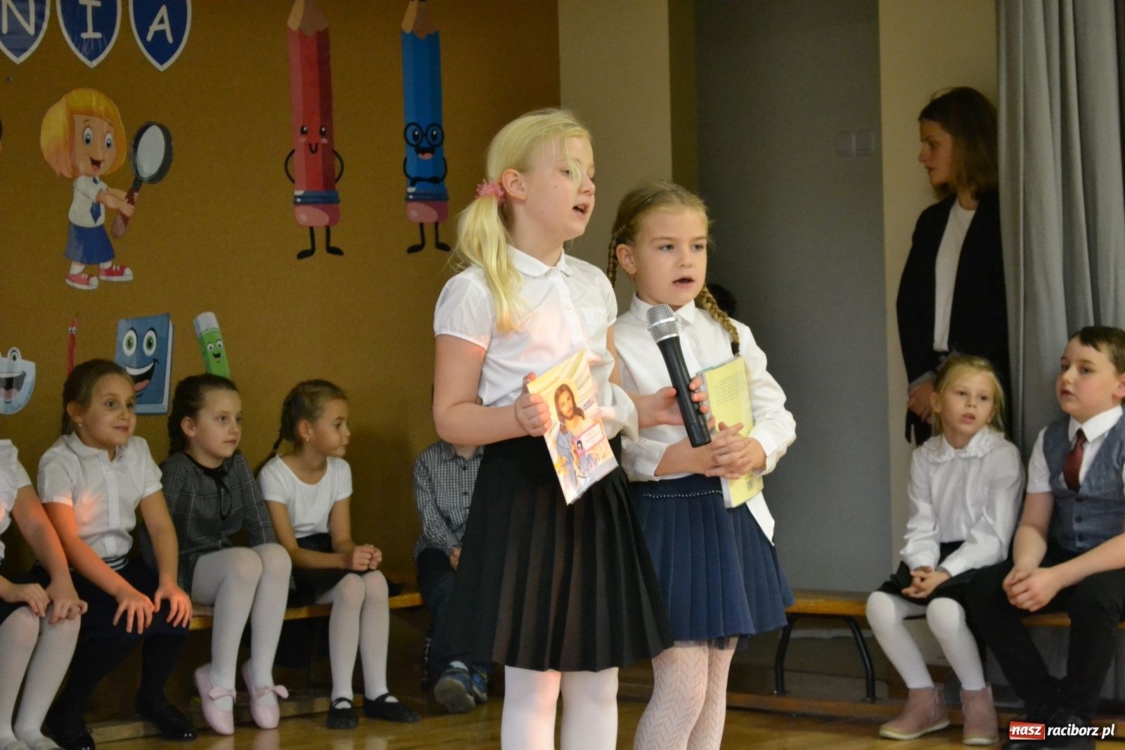 Zdjęcie w galerii na portalu naszraciborz.pl: Uroczyste pasowanie na ucznia na Ocicach wiadomości z regionu