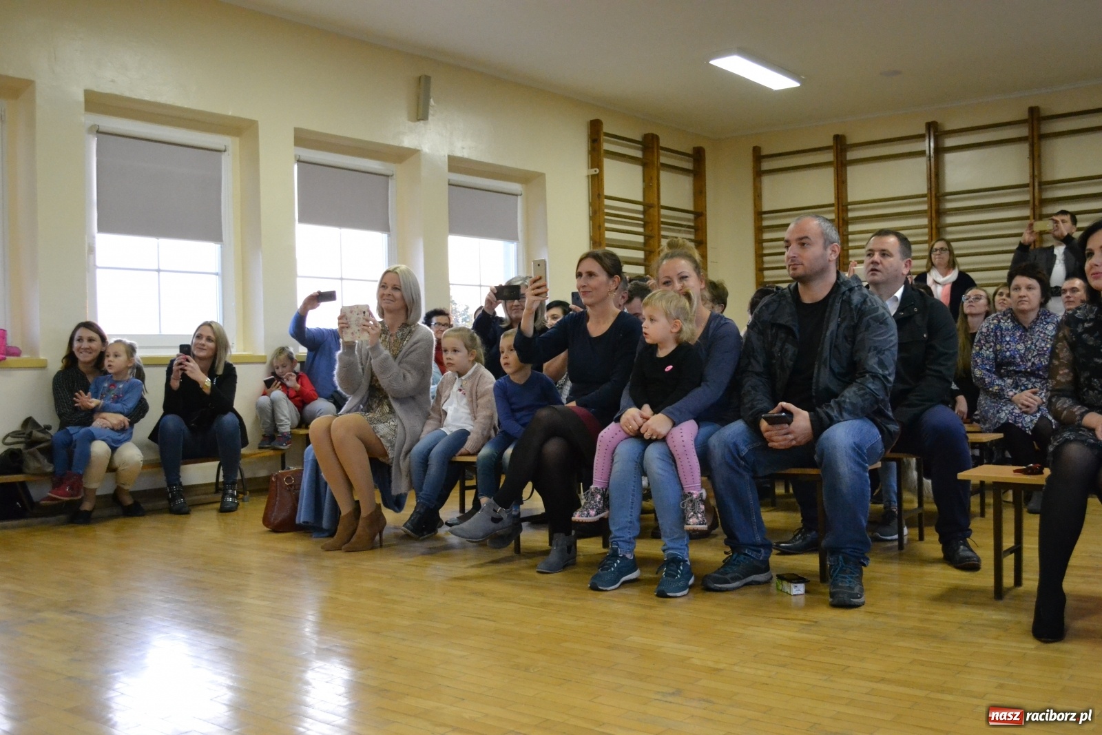 Zdjęcie w galerii na portalu naszraciborz.pl: Uroczyste pasowanie na ucznia na Ocicach wiadomości z regionu