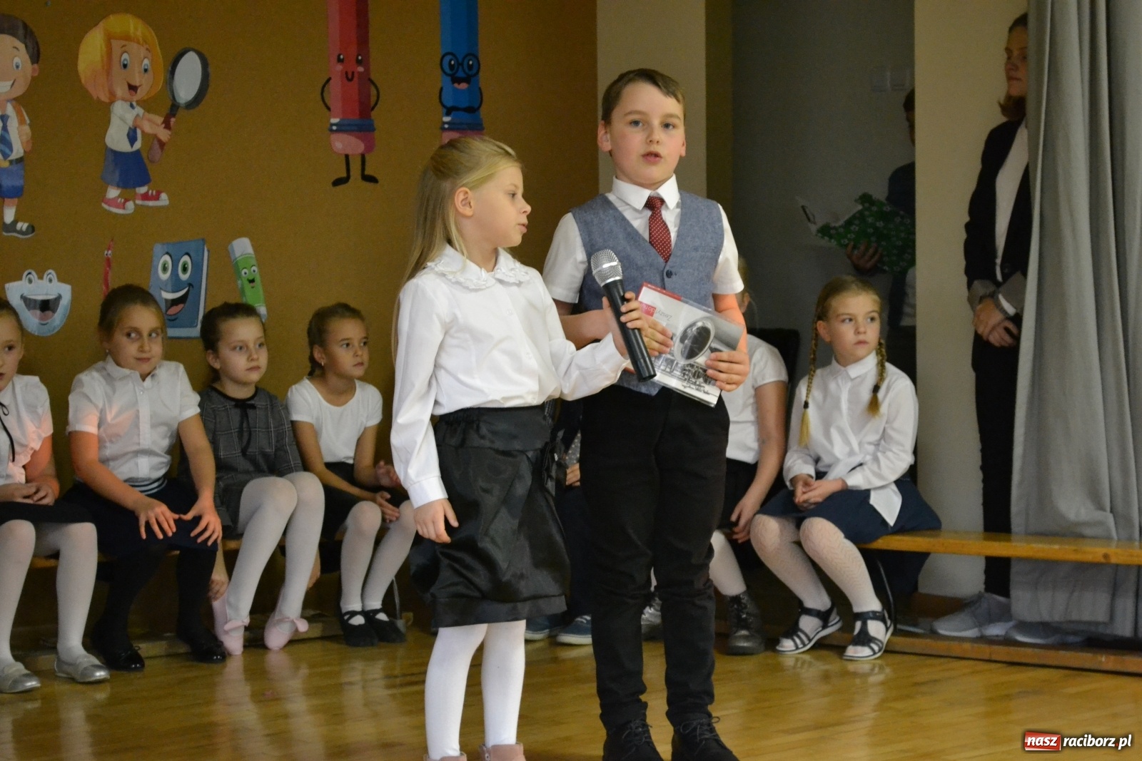 Zdjęcie w galerii na portalu naszraciborz.pl: Uroczyste pasowanie na ucznia na Ocicach wiadomości z regionu