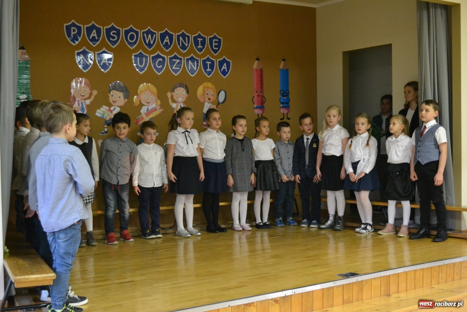 Zdjęcie w galerii na portalu naszraciborz.pl: Uroczyste pasowanie na ucznia na Ocicach wiadomości z regionu