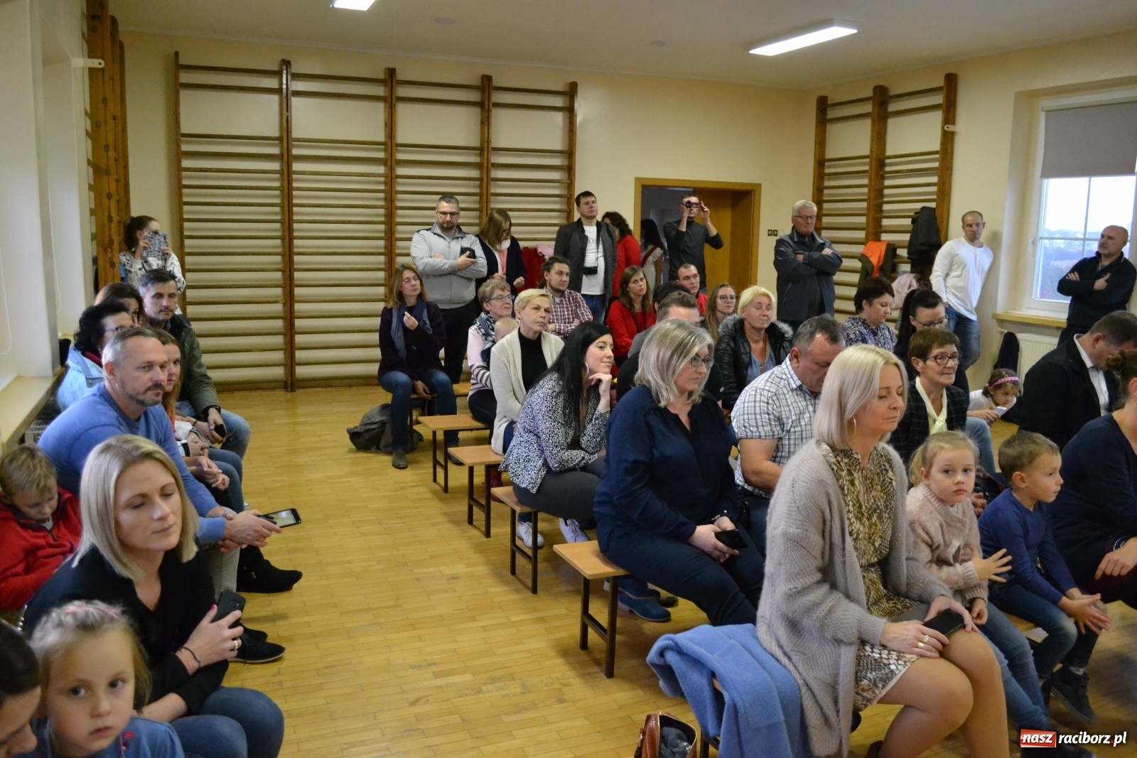 Zdjęcie w galerii na portalu naszraciborz.pl: Uroczyste pasowanie na ucznia na Ocicach wiadomości z regionu