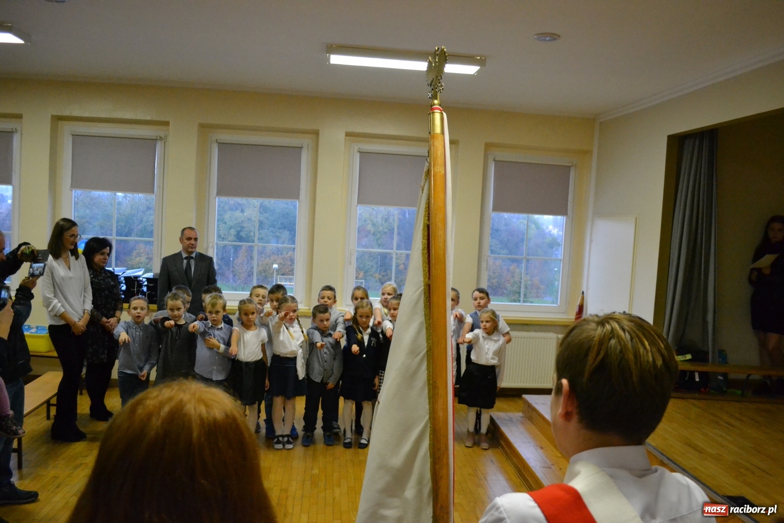 Zdjęcie w galerii na portalu naszraciborz.pl: Uroczyste pasowanie na ucznia na Ocicach wiadomości z regionu