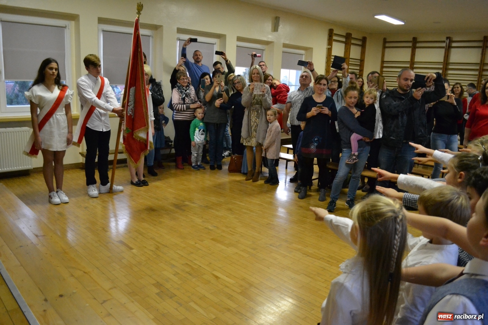 Zdjęcie w galerii na portalu naszraciborz.pl: Uroczyste pasowanie na ucznia na Ocicach wiadomości z regionu