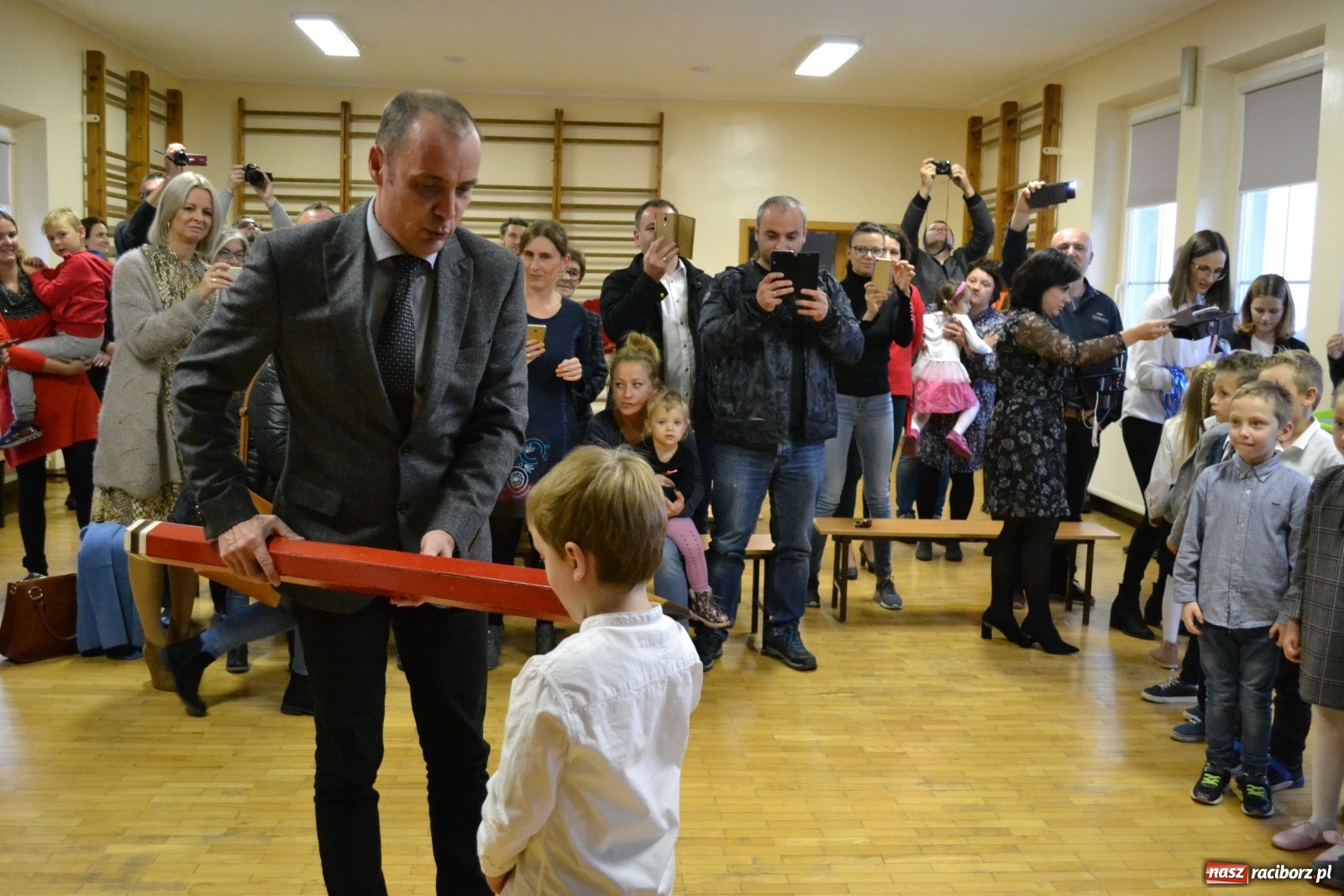 Zdjęcie w galerii na portalu naszraciborz.pl: Uroczyste pasowanie na ucznia na Ocicach wiadomości z regionu