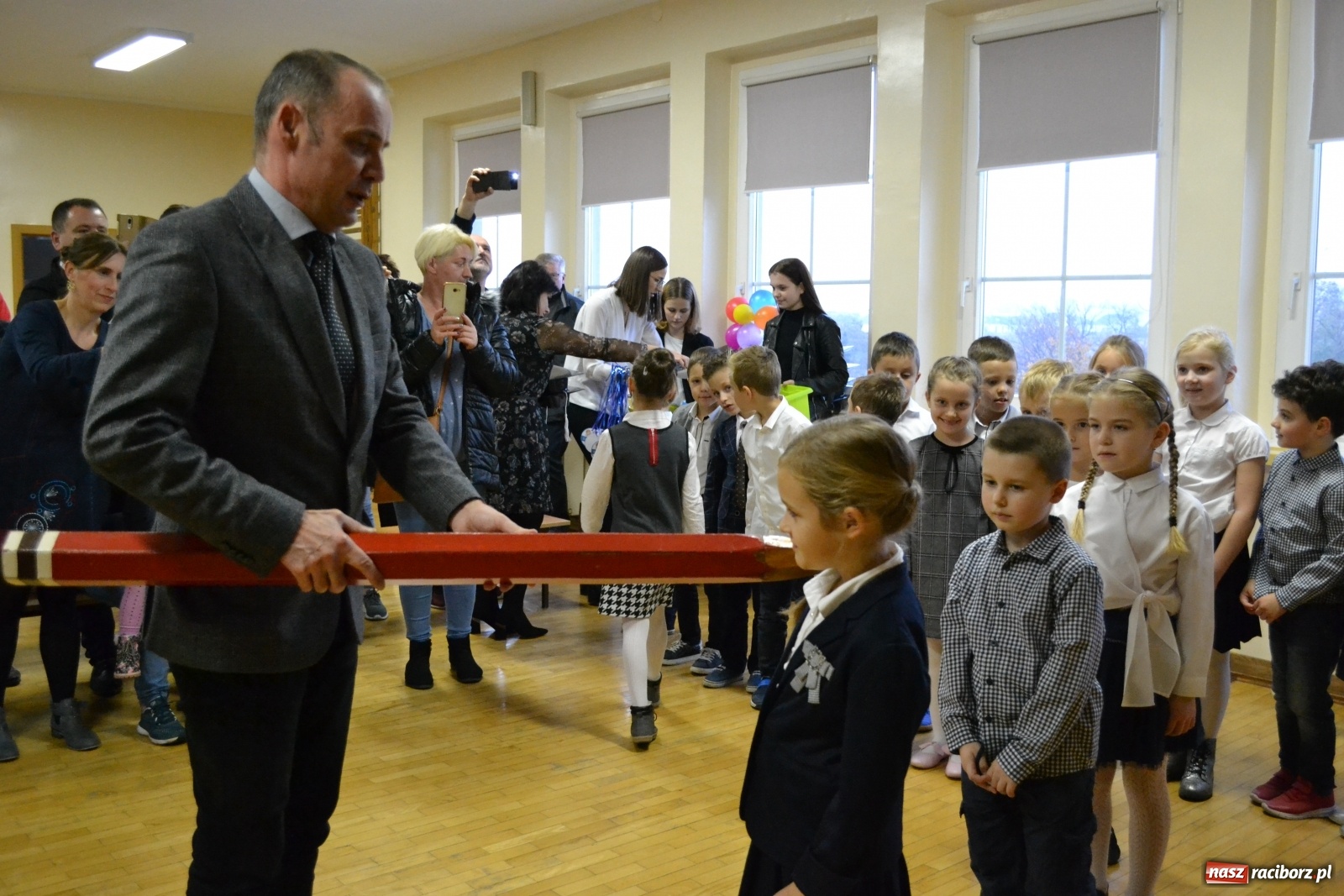 Zdjęcie w galerii na portalu naszraciborz.pl: Uroczyste pasowanie na ucznia na Ocicach wiadomości z regionu