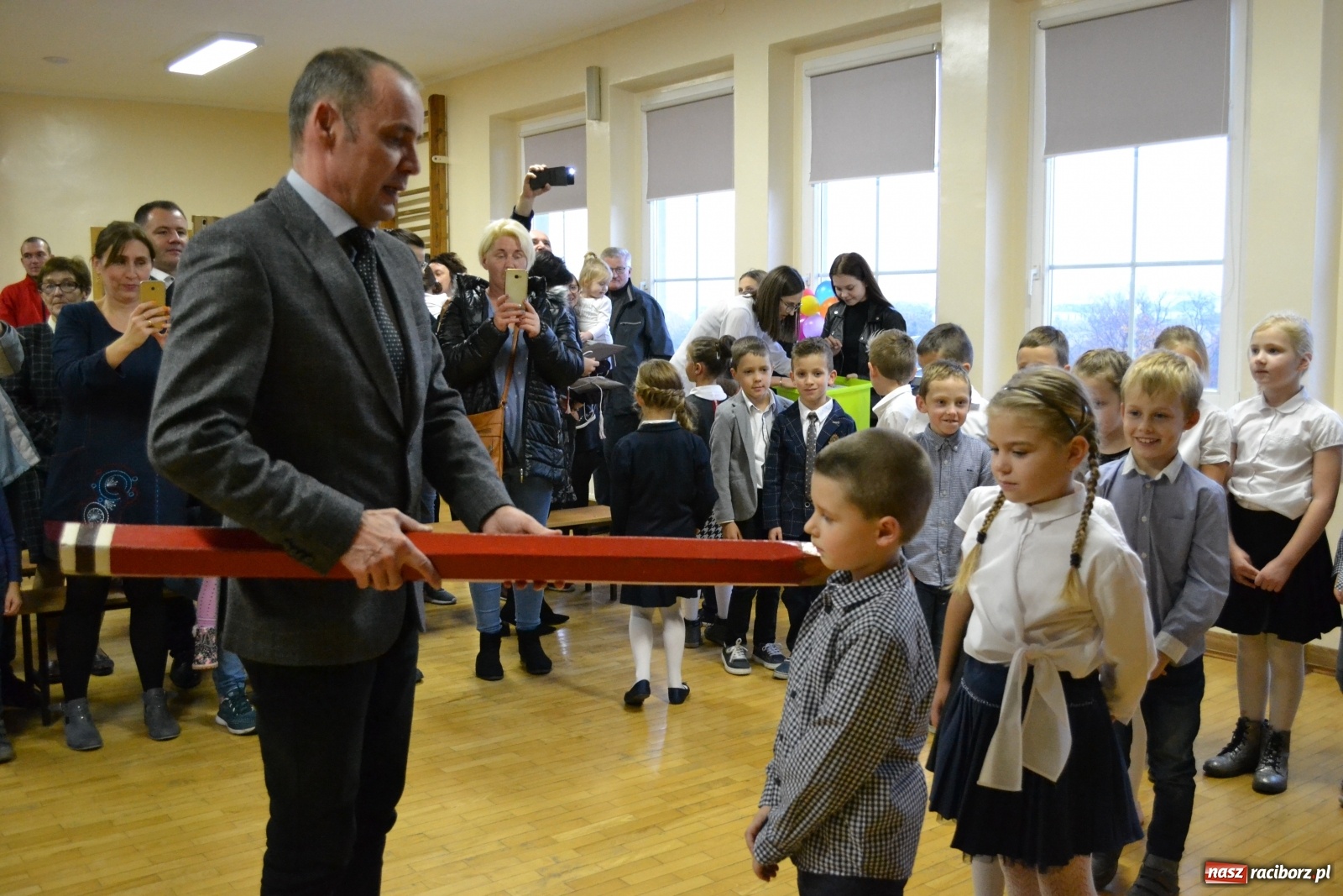 Zdjęcie w galerii na portalu naszraciborz.pl: Uroczyste pasowanie na ucznia na Ocicach wiadomości z regionu