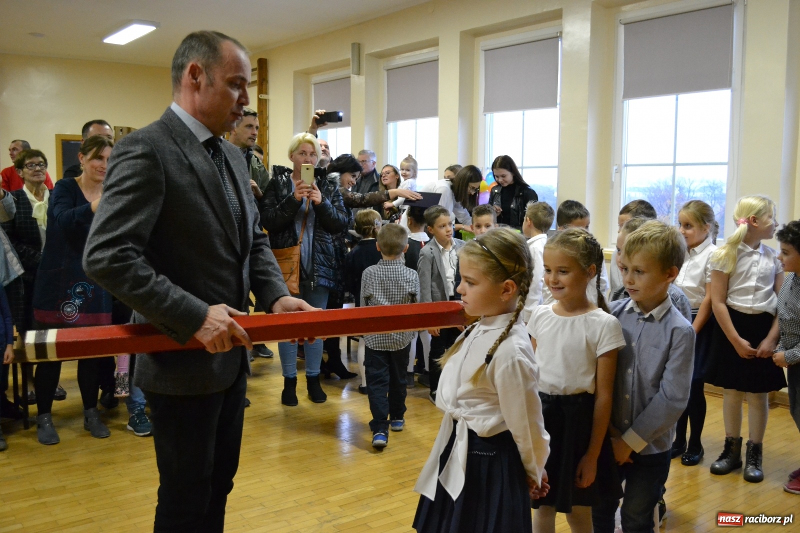 Zdjęcie w galerii na portalu naszraciborz.pl: Uroczyste pasowanie na ucznia na Ocicach wiadomości z regionu