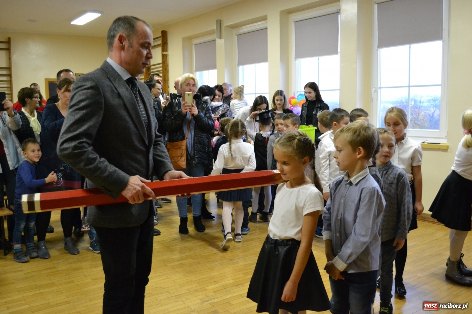 Zdjęcie w galerii na portalu naszraciborz.pl: Uroczyste pasowanie na ucznia na Ocicach wiadomości z regionu