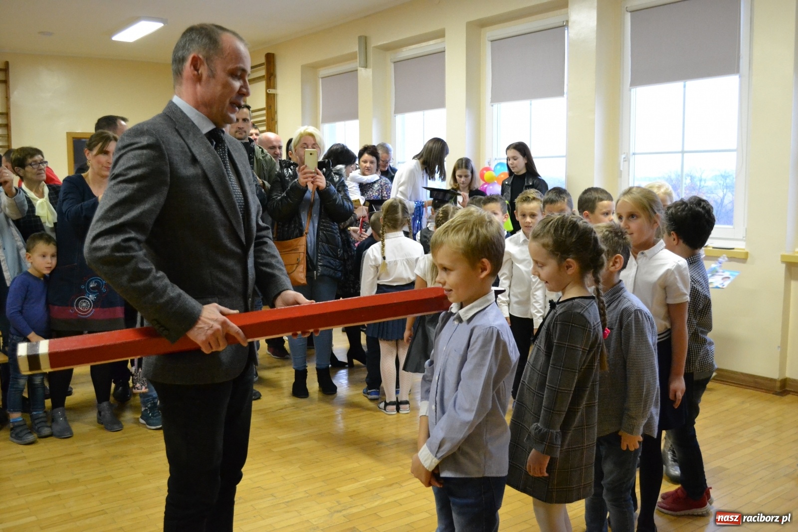 Zdjęcie w galerii na portalu naszraciborz.pl: Uroczyste pasowanie na ucznia na Ocicach wiadomości z regionu